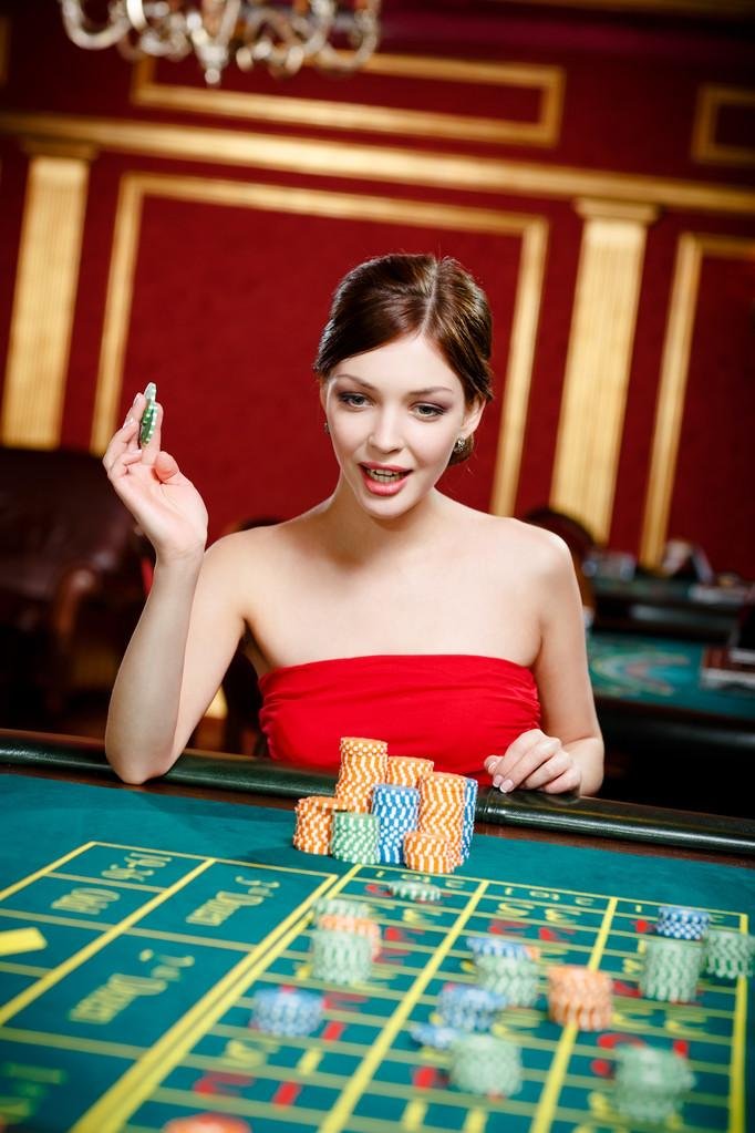mmk777 slot မိုဘိုင်းအက်ပ် iOS Android Smartphone ဖြင့် Slot ကစားနေသောဓာတ်ပုံ